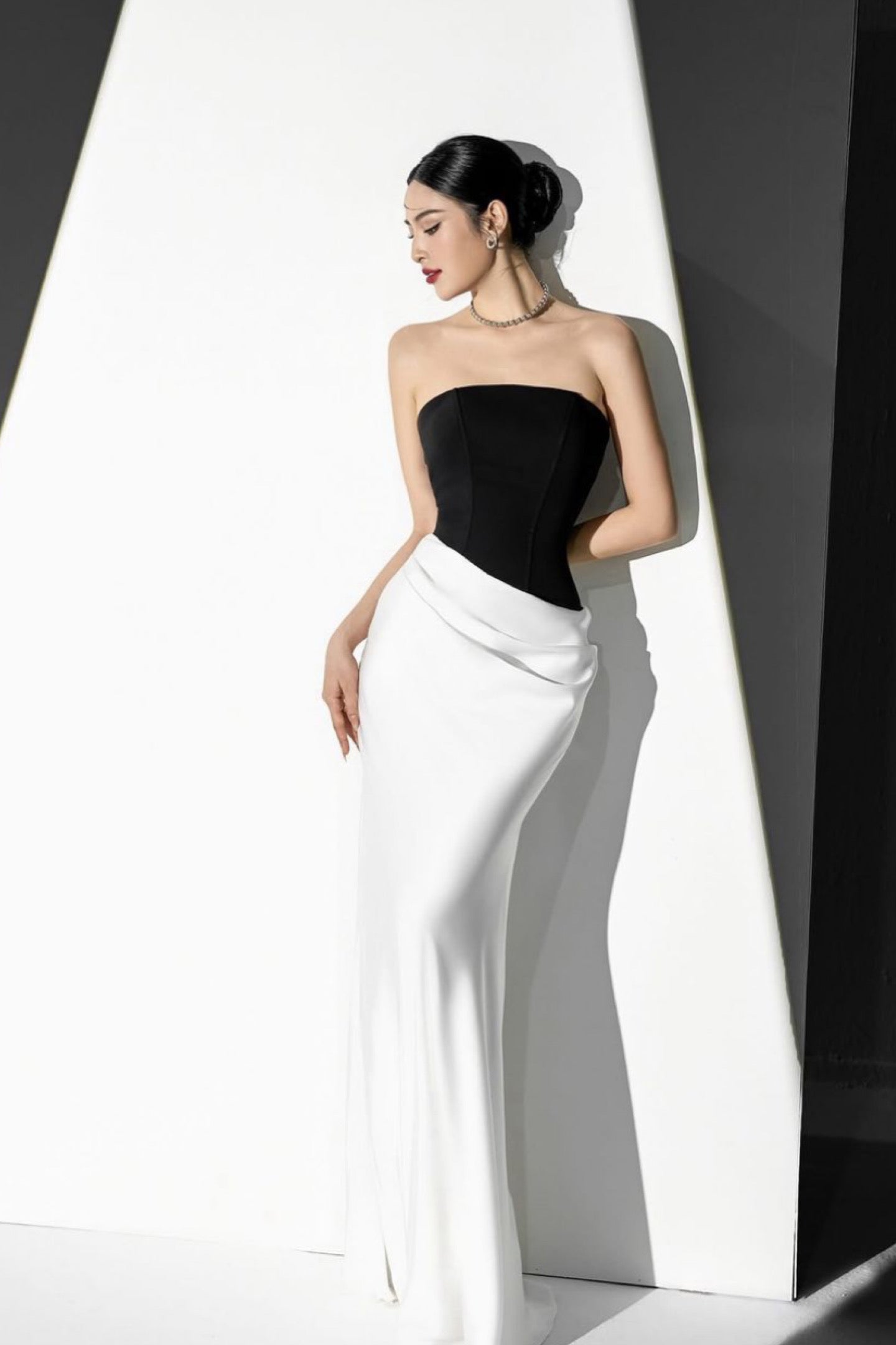 VD Darius Black & White Satin Gown – GlamEdge Dress & Gown